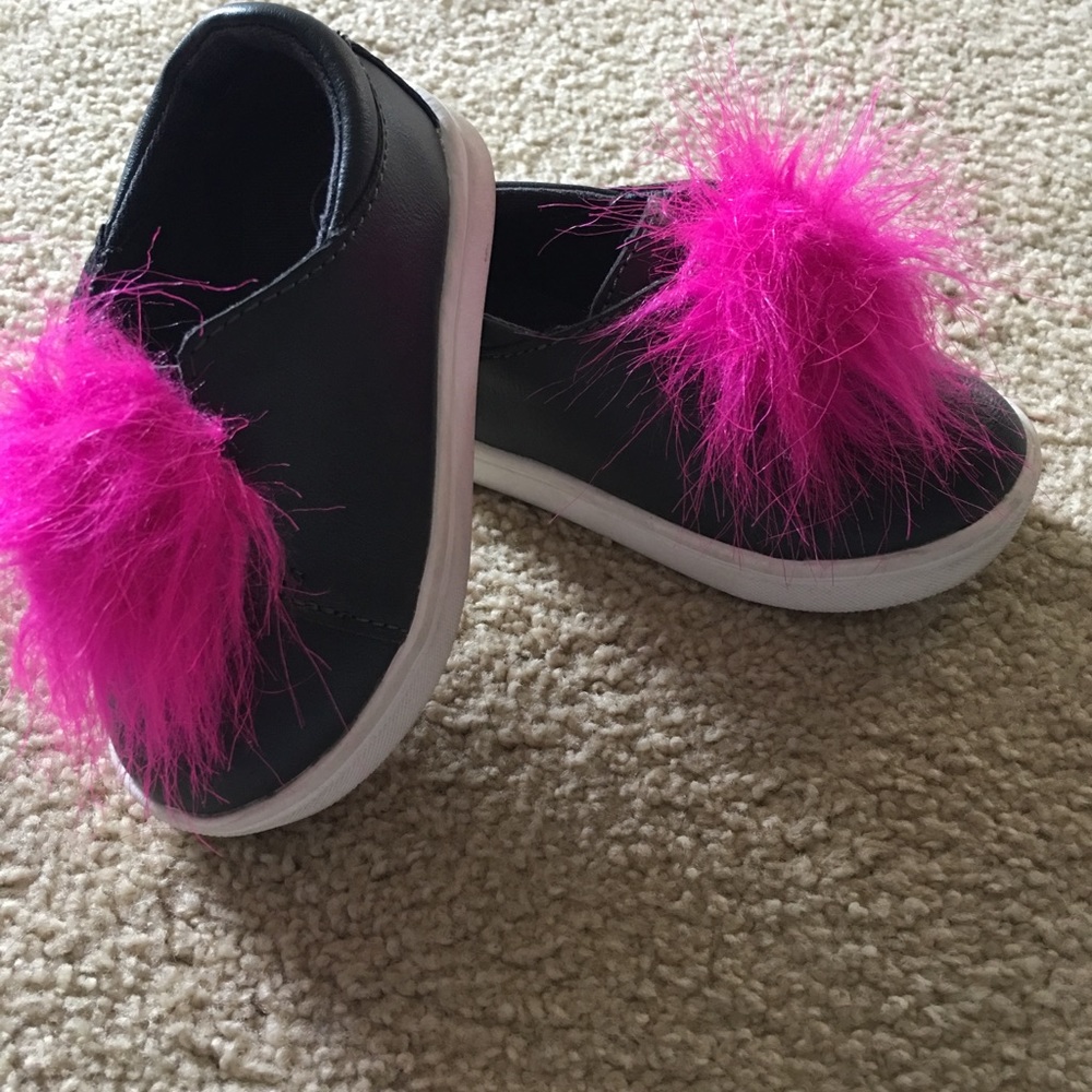 Baby/toddlee size 5 black shoe w/ pink Pom Pom